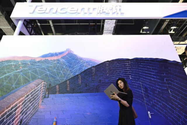 Tencent’s stand at the World AI Conference in July. Sources close to Huawei say that the Internet behemoth, which faces difficulties sourcing high-performance chips, has bought Ascend 910b chips for small-scale trials. 